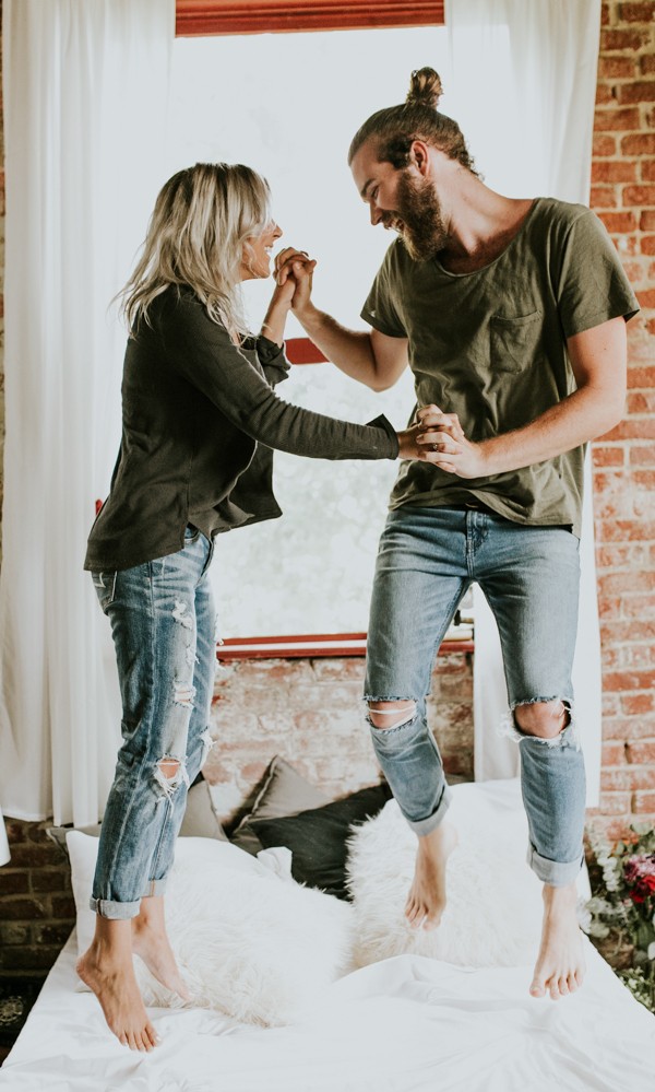 this-couples-pillow-fight-photo-shoot-is-fun-flirty-and-full-of-feathers-21