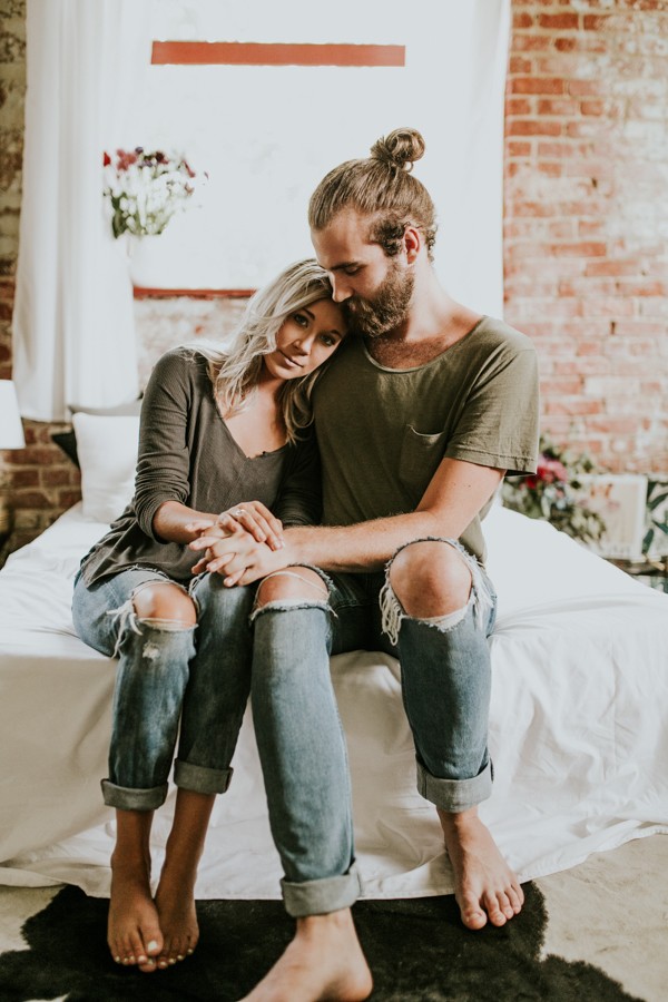 this-couples-pillow-fight-photo-shoot-is-fun-flirty-and-full-of-feathers-24