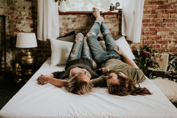 this-couples-pillow-fight-photo-shoot-is-fun-flirty-and-full-of-feathers-3