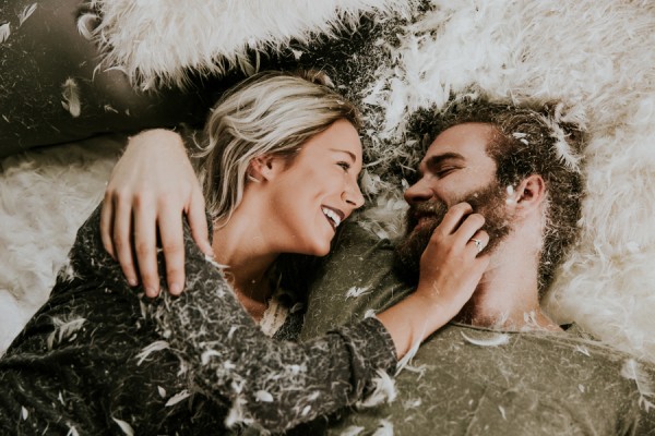 this-couples-pillow-fight-photo-shoot-is-fun-flirty-and-full-of-feathers-34