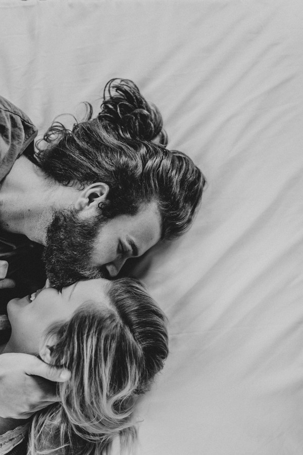 this-couples-pillow-fight-photo-shoot-is-fun-flirty-and-full-of-feathers-4