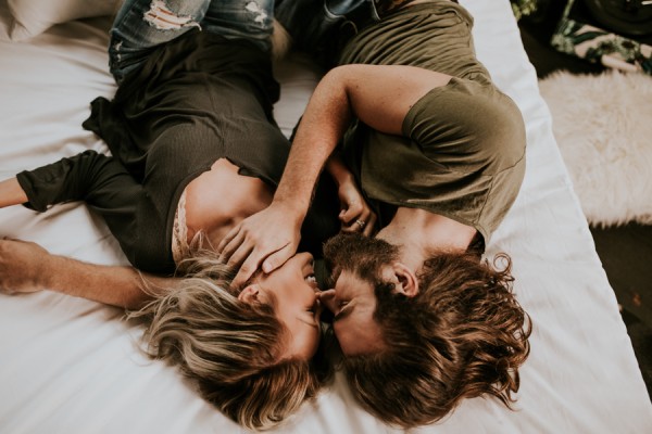 this-couples-pillow-fight-photo-shoot-is-fun-flirty-and-full-of-feathers-5