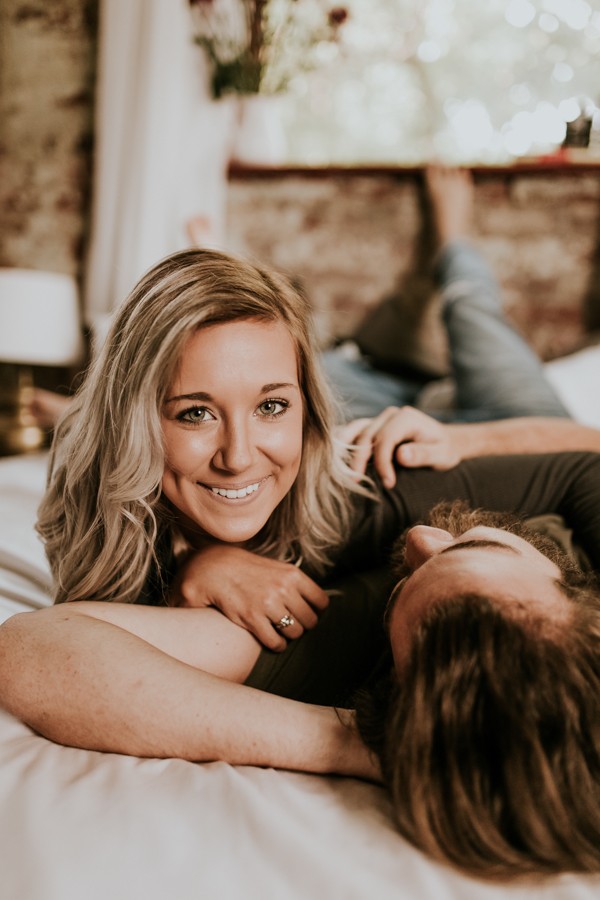 this-couples-pillow-fight-photo-shoot-is-fun-flirty-and-full-of-feathers-7