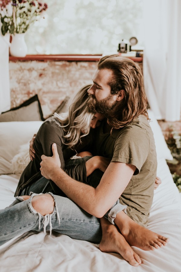 this-couples-pillow-fight-photo-shoot-is-fun-flirty-and-full-of-feathers-8