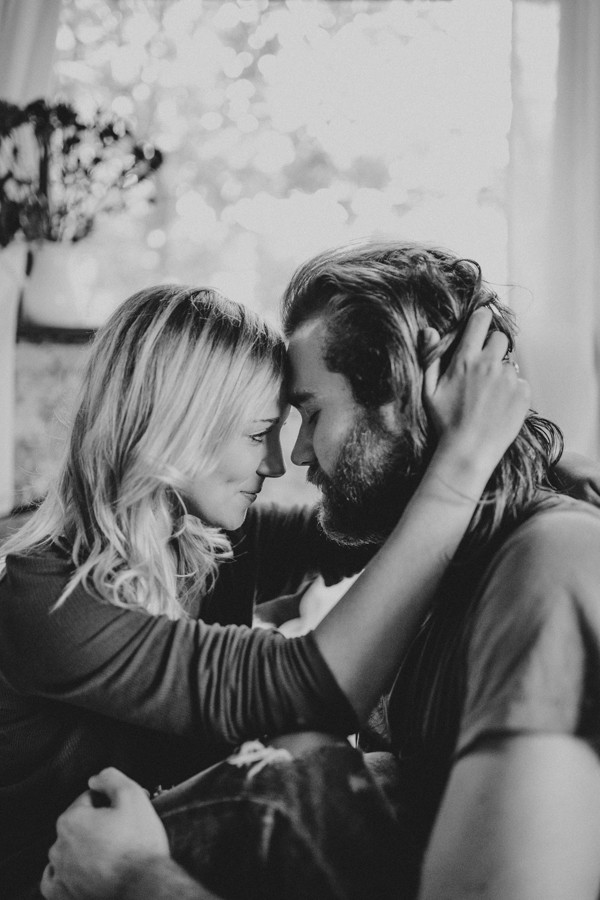 this-couples-pillow-fight-photo-shoot-is-fun-flirty-and-full-of-feathers-9