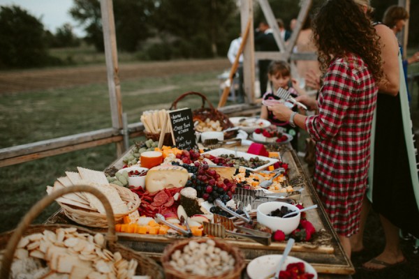 this-farm-wedding-in-kansas-city-has-the-perfect-touch-of-sparkle-23