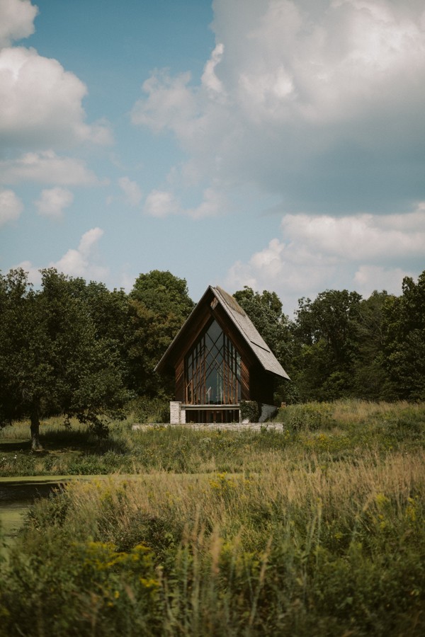 this-farm-wedding-in-kansas-city-has-the-perfect-touch-of-sparkle-8