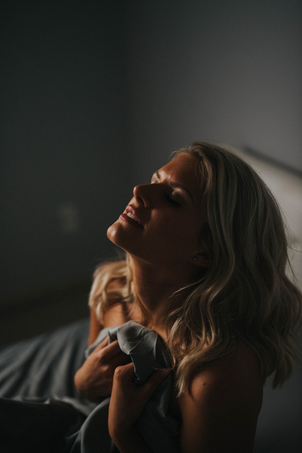 intimate-calgary-boudoir-session-at-home-32