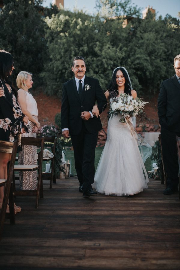 44-guests-celebrated-in-an-organic-candlelit-wedding-at-lauberge-de-sedona-14