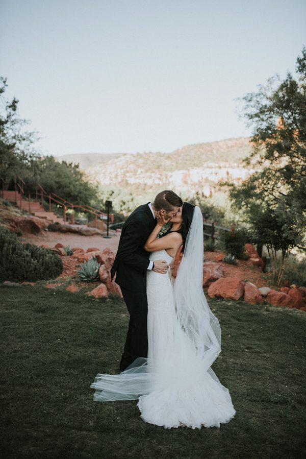 44-guests-celebrated-in-an-organic-candlelit-wedding-at-lauberge-de-sedona-21