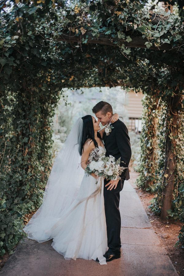 44-guests-celebrated-in-an-organic-candlelit-wedding-at-lauberge-de-sedona-23