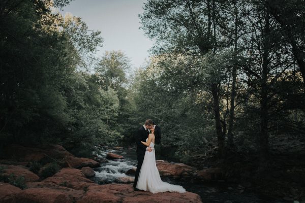 44-guests-celebrated-in-an-organic-candlelit-wedding-at-lauberge-de-sedona-28