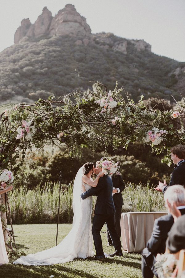 floral-and-feminine-malibu-wedding-at-saddlerock-ranch-21