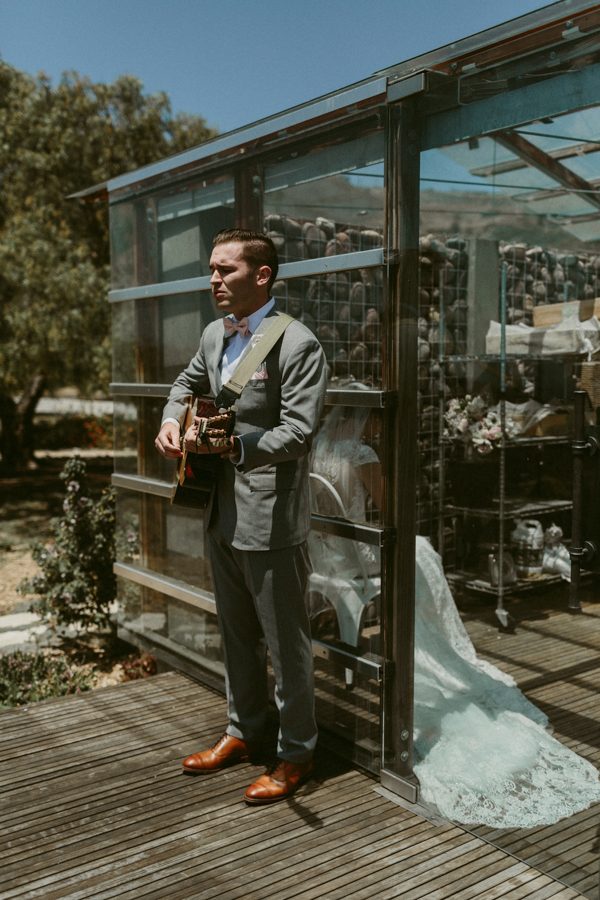 musical-groom-serenaded-bride-emotional-first-look-6