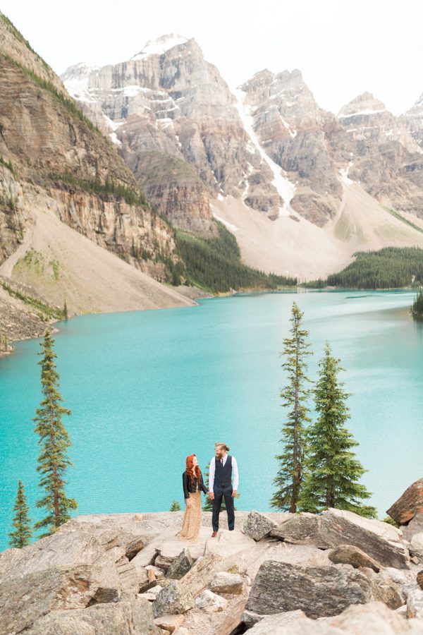 this-couples-edgy-glam-style-gave-the-beauty-at-moraine-lake-a-run-for-its-money-15