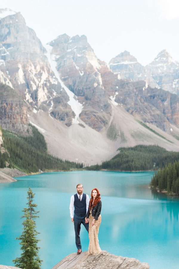 this-couples-edgy-glam-style-gave-the-beauty-at-moraine-lake-a-run-for-its-money-6