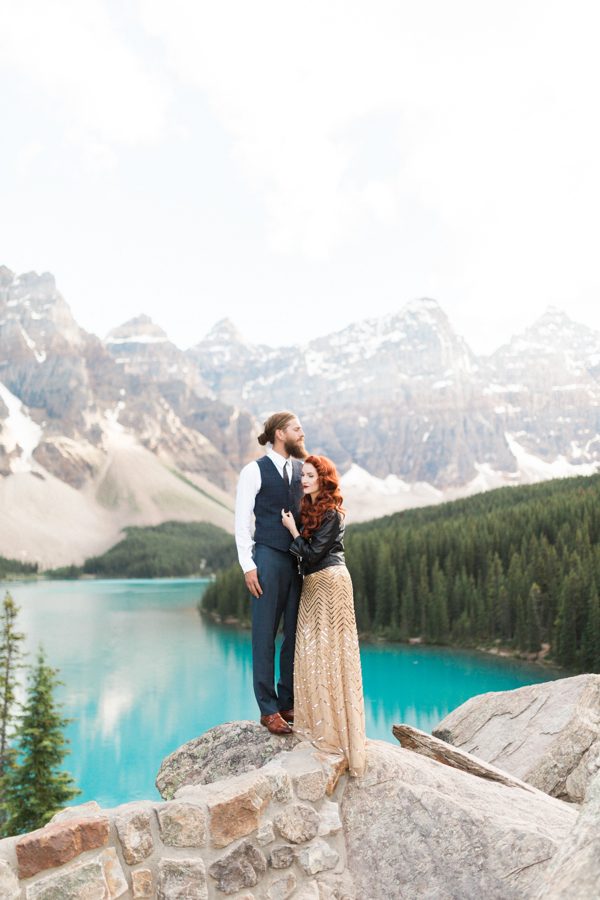 this-couples-edgy-glam-style-gave-the-beauty-at-moraine-lake-a-run-for-its-money-8