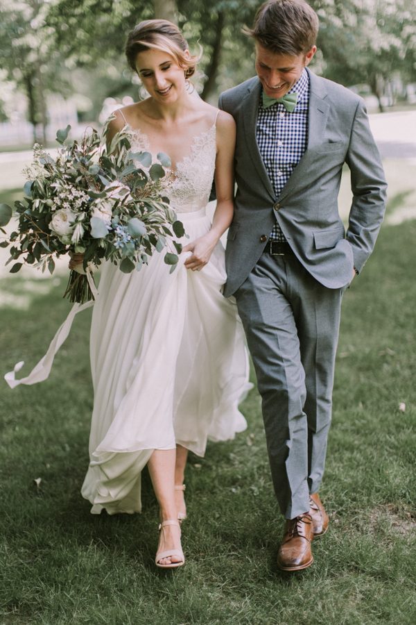 this-maine-barn-wedding-serves-up-muted-colors-and-a-bit-of-edge-13