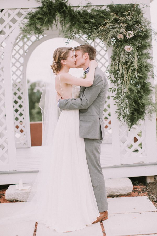 this-maine-barn-wedding-serves-up-muted-colors-and-a-bit-of-edge-24