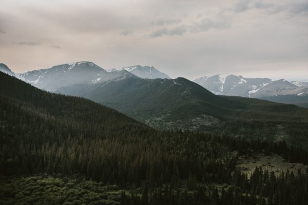 this-maroon-bells-ampitheater-wedding-proves-that-intimate-affairs-can-be-totally-epic-17