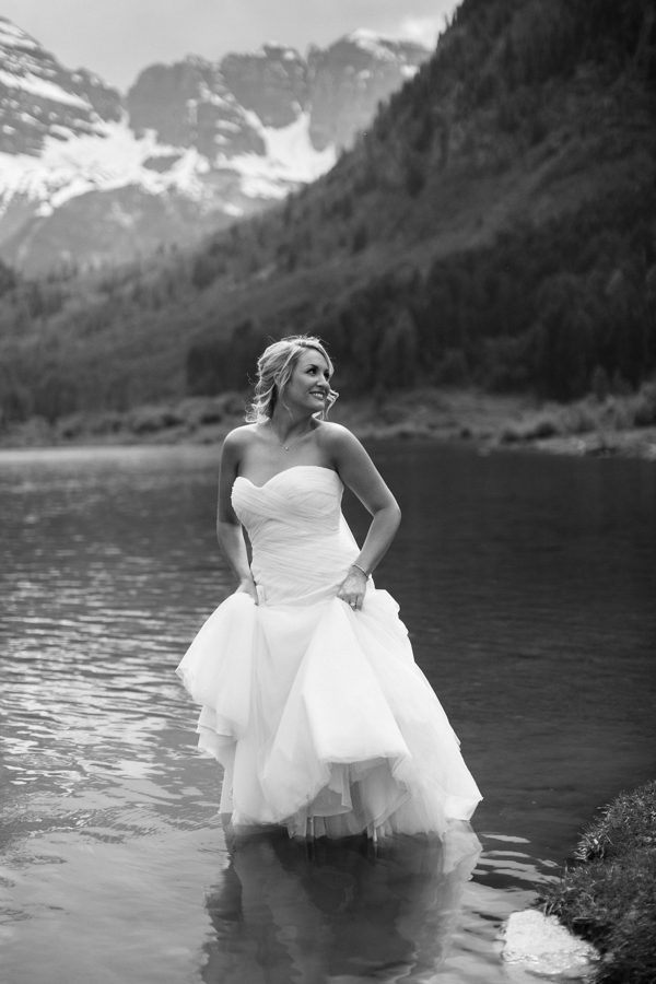 this-maroon-bells-ampitheater-wedding-proves-that-intimate-affairs-can-be-totally-epic-3