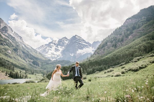 this-maroon-bells-ampitheater-wedding-proves-that-intimate-affairs-can-be-totally-epic-4