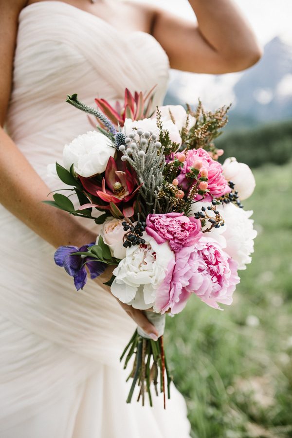 this-maroon-bells-ampitheater-wedding-proves-that-intimate-affairs-can-be-totally-epic-5