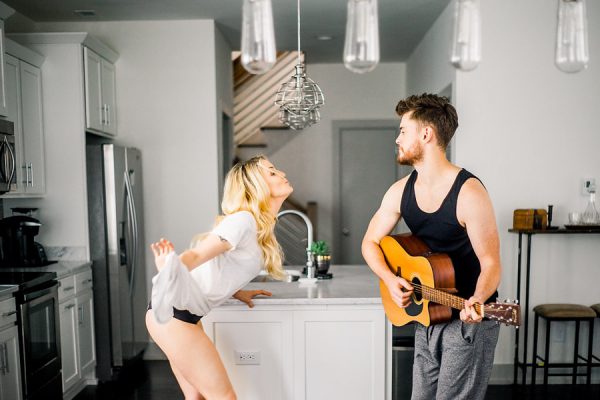 this-nashville-musician-and-his-sweetheart-got-comfy-for-a-photo-shoot-at-home-12