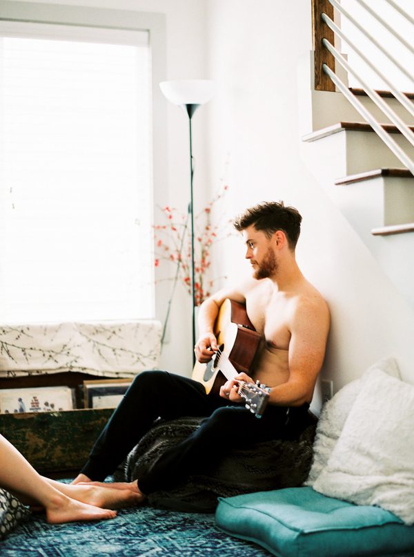 this-nashville-musician-and-his-sweetheart-got-comfy-for-a-photo-shoot-at-home-22