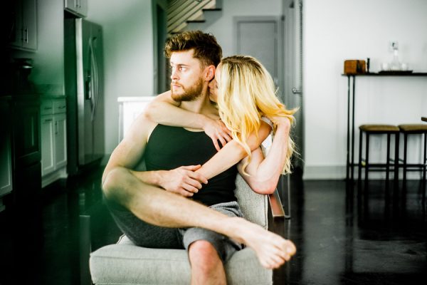 this-nashville-musician-and-his-sweetheart-got-comfy-for-a-photo-shoot-at-home-9