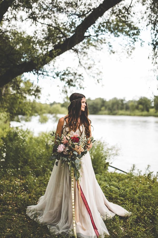 this-wedding-inspiration-proves-that-gold-blush-and-red-is-the-most-romantic-color-palette-15
