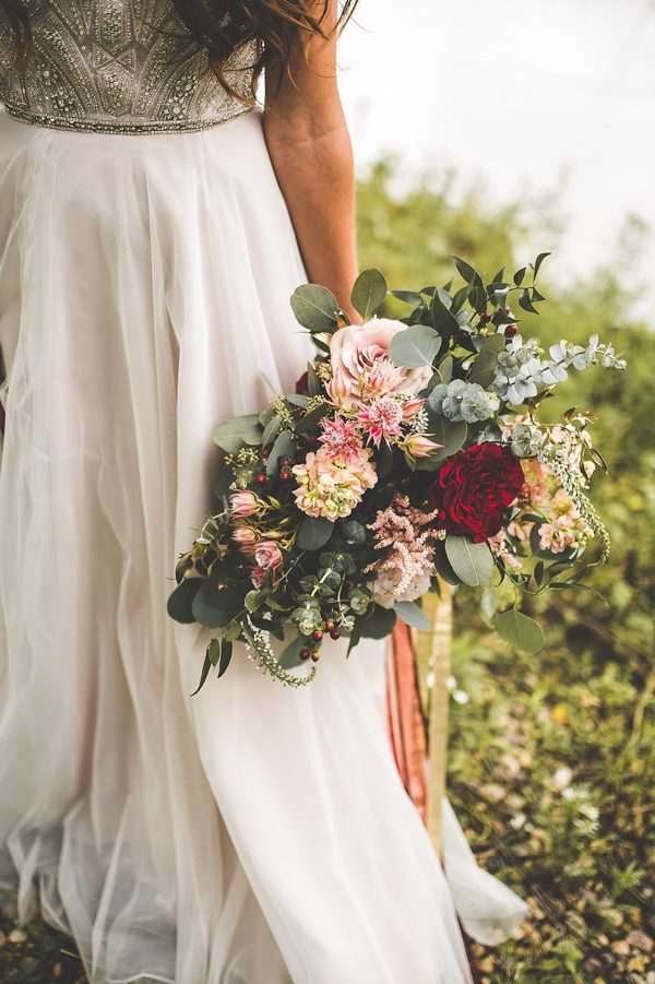 this-wedding-inspiration-proves-that-gold-blush-and-red-is-the-most-romantic-color-palette-17