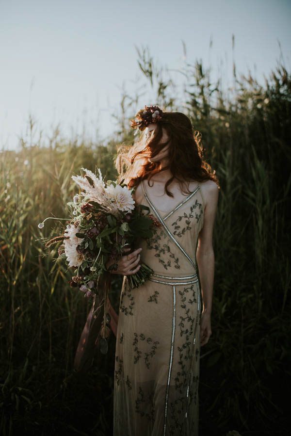 this-beachy-bridal-inspiration-has-a-moody-romantic-twist-allison-markova-photography-4