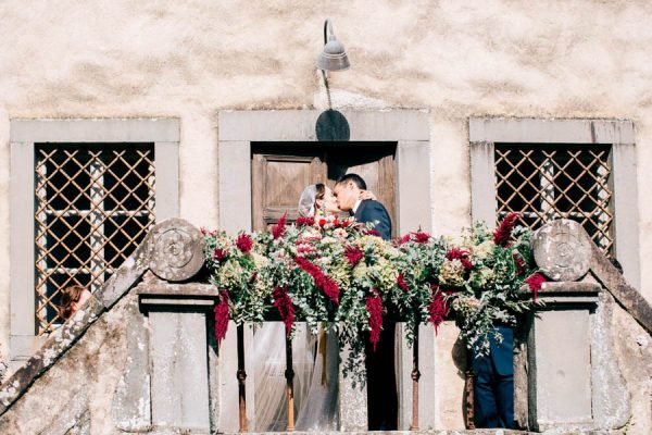 this-villa-catureglio-wedding-captured-the-magic-of-tuscany-for-out-of-town-guests-stefano-santucci-17