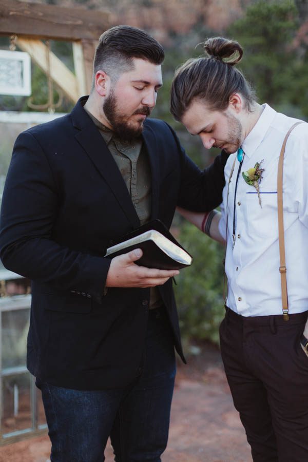 vintage-inspired-sedona-elopement-at-yavapai-point-overlooking-bell-rock-andy-roberts-photography-12