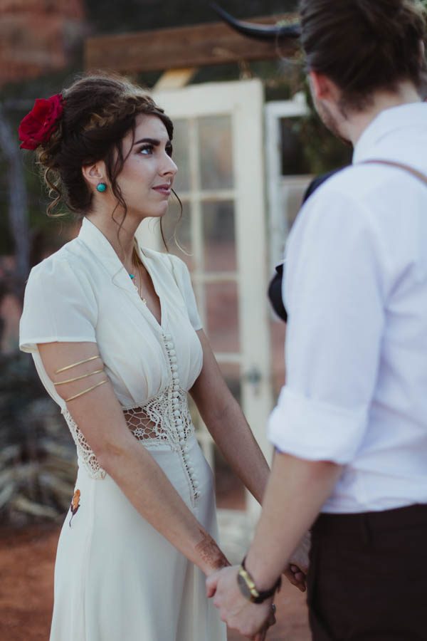 vintage-inspired-sedona-elopement-at-yavapai-point-overlooking-bell-rock-andy-roberts-photography-19