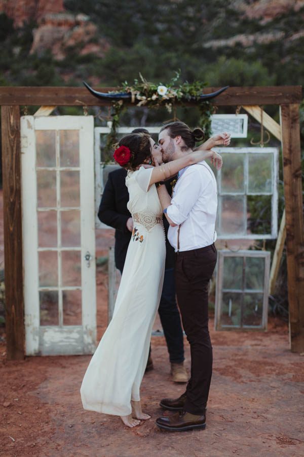 vintage-inspired-sedona-elopement-at-yavapai-point-overlooking-bell-rock-andy-roberts-photography-23