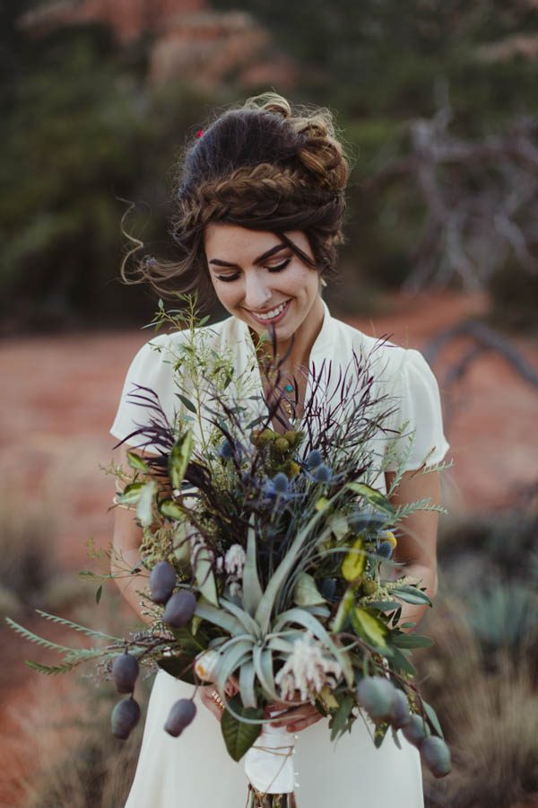 vintage-inspired-sedona-elopement-at-yavapai-point-overlooking-bell-rock-andy-roberts-photography-29