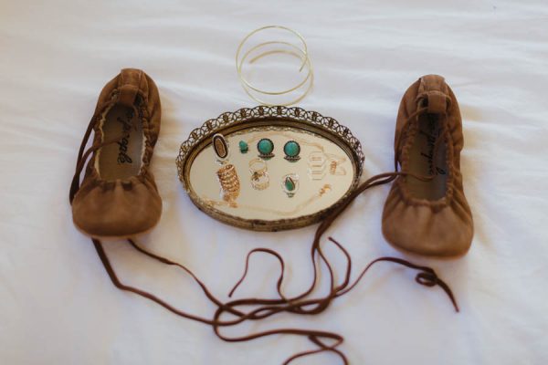 vintage-inspired-sedona-elopement-at-yavapai-point-overlooking-bell-rock-andy-roberts-photography-3