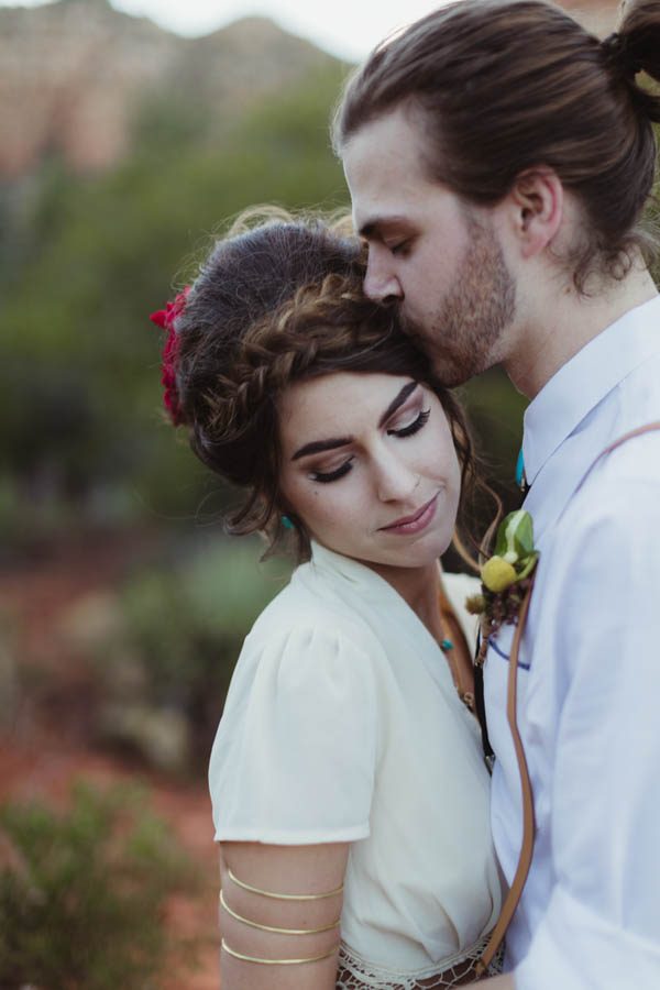 vintage-inspired-sedona-elopement-at-yavapai-point-overlooking-bell-rock-andy-roberts-photography-32