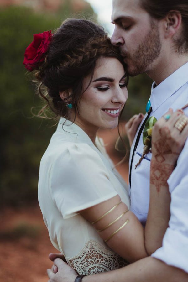 vintage-inspired-sedona-elopement-at-yavapai-point-overlooking-bell-rock-andy-roberts-photography-34