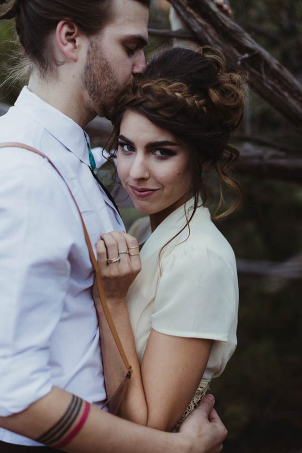 vintage-inspired-sedona-elopement-at-yavapai-point-overlooking-bell-rock-andy-roberts-photography-36