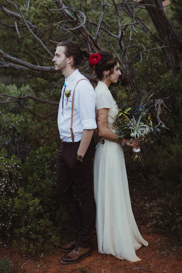 vintage-inspired-sedona-elopement-at-yavapai-point-overlooking-bell-rock-andy-roberts-photography-37