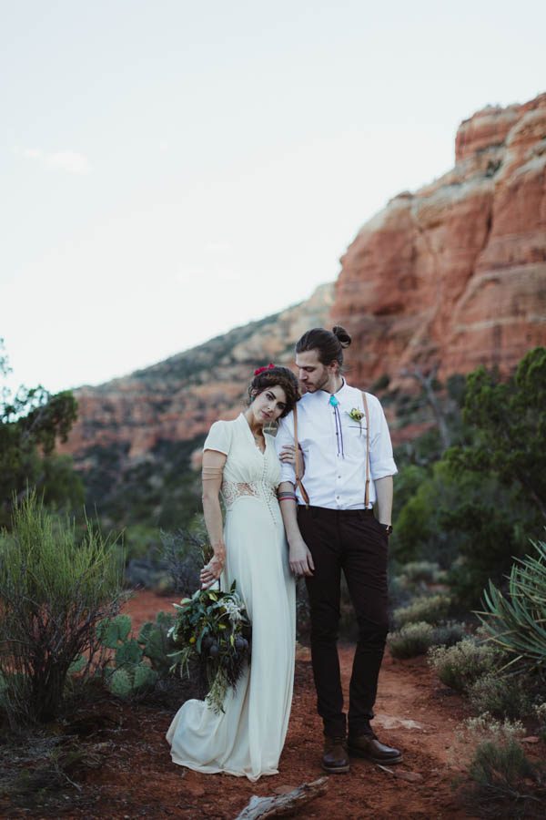 vintage-inspired-sedona-elopement-at-yavapai-point-overlooking-bell-rock-andy-roberts-photography-38