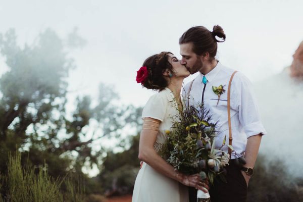 vintage-inspired-sedona-elopement-at-yavapai-point-overlooking-bell-rock-andy-roberts-photography-40