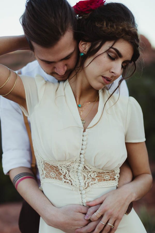 vintage-inspired-sedona-elopement-at-yavapai-point-overlooking-bell-rock-andy-roberts-photography-42