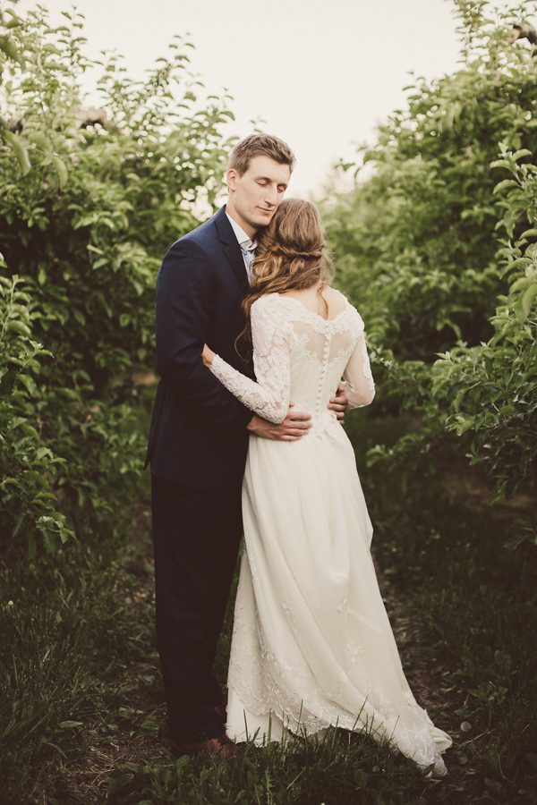 baby-blue-michigan-wedding-on-an-apple-orchard-40