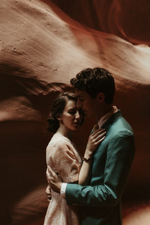 impossibly-adorable-antelope-canyon-and-horseshoe-bend-engagement-session-11