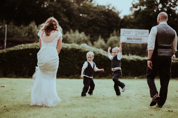 this-couple-said-i-do-in-a-big-way-at-their-leeds-wedding-32