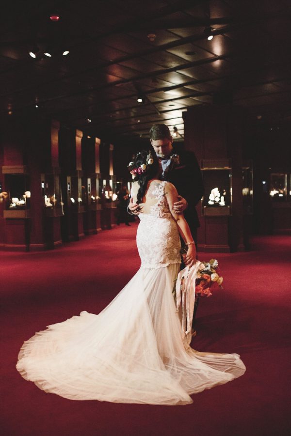 this-houston-museum-of-natural-science-wedding-got-its-inspiration-from-the-gem-and-mineral-exhibit-23